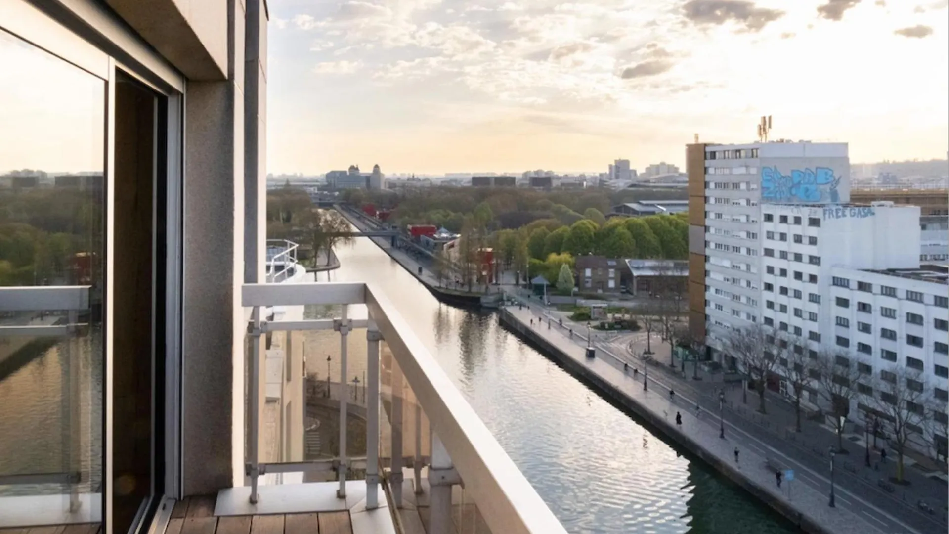 Loft With Balcony Near La Villette Paris